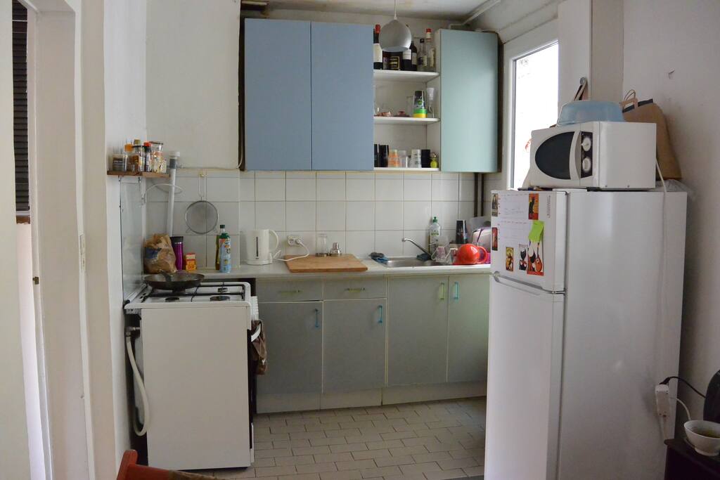 Cuisine (plaques au gaz, four électrique, cafetière, bouilloire, micro-onde, frigo-congelateur + tous ustensiles de cuisine)