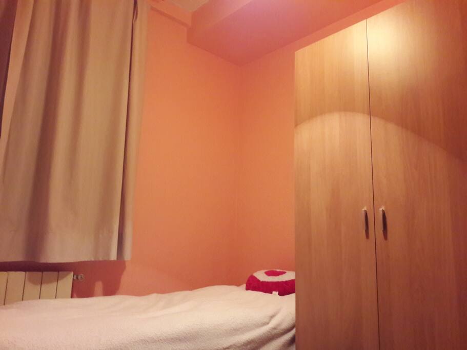 Una habitación acogedora y economica para pasar unas cuantas noches mientras viajas.