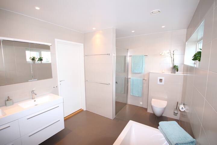 Spacious home with amazing view (Norway Cup) gallery image 2