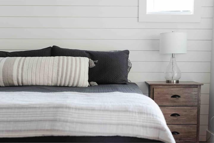 [ძირითადი საძინებელი] King, 3 ‑ უჯრიანი ტუმბოები კომოდების ფუნქციას ასრულებს