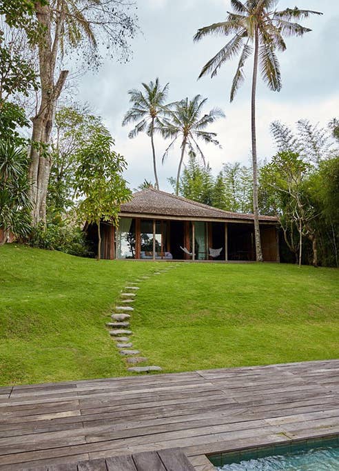 Pamja nga pishina (dhoma e gjumit 3)