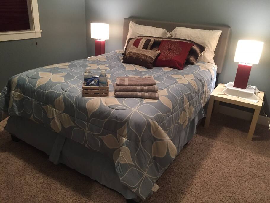 Complimentary fresh towels, bottle water and snacks!