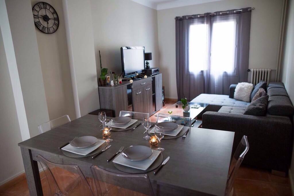 Espace de vie très lumineux et agréable, salon et salle à manger.