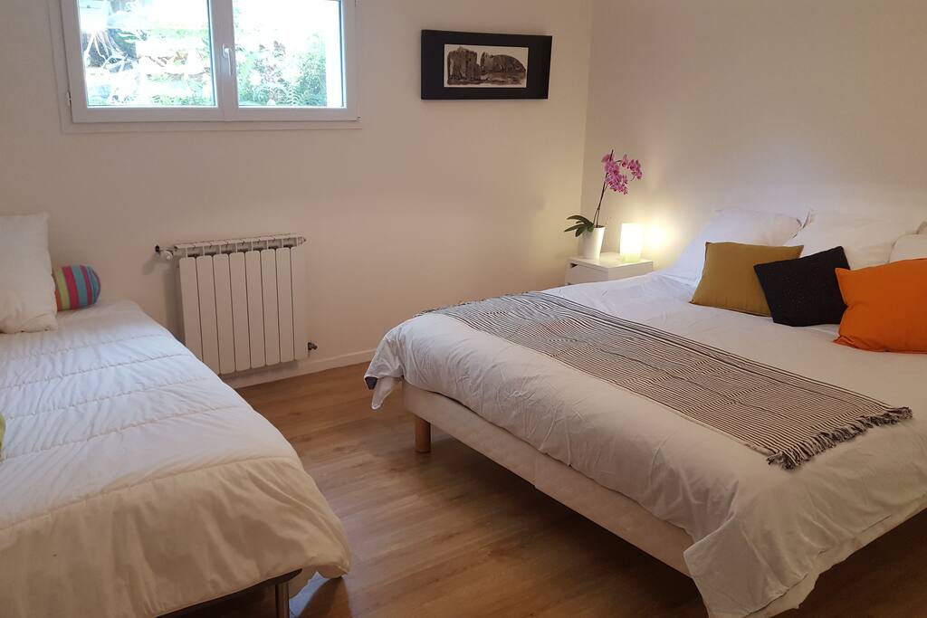chambre 1 de 20m2 avec lit 180 et grande penderie plus un lit en 90