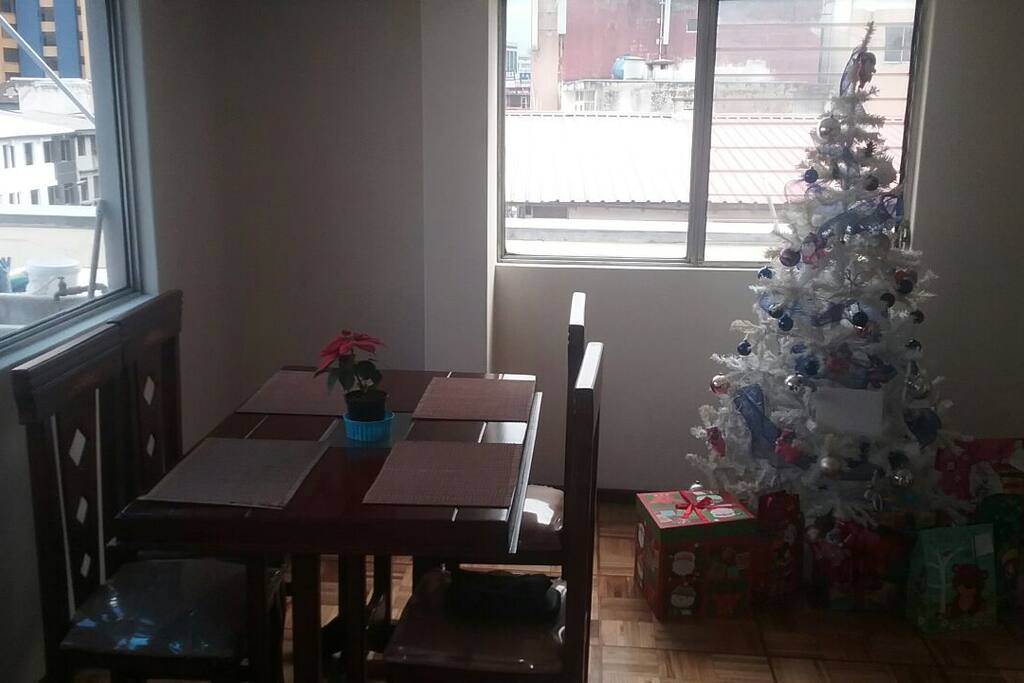 comedor con terraza y vista al centro de la ciudad