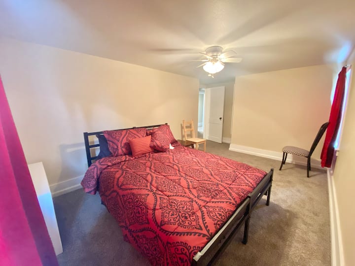 Manželská posteľ s 6-palcovou pamäťovou penou na kovovej platforme Queen 