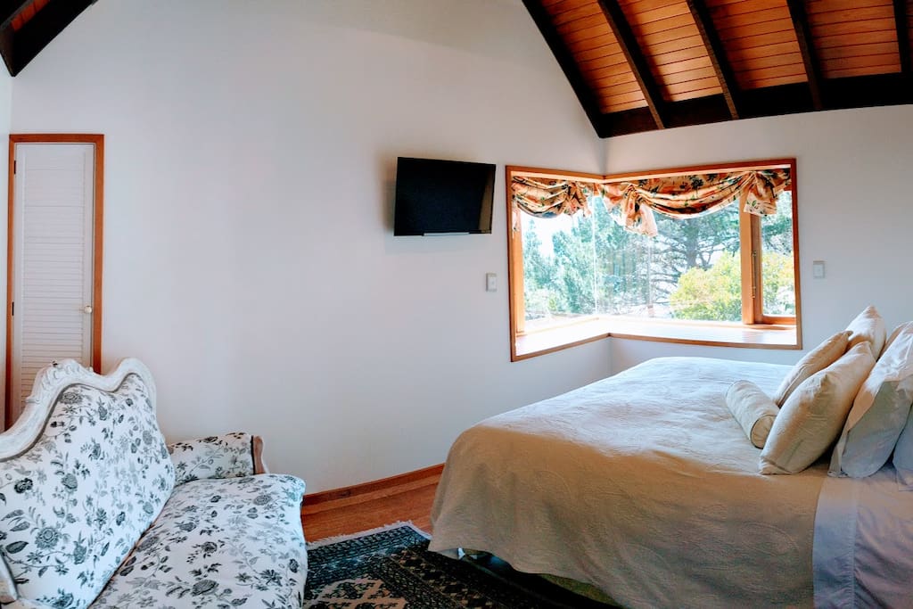 Guest suite with kitchenette and ensuite