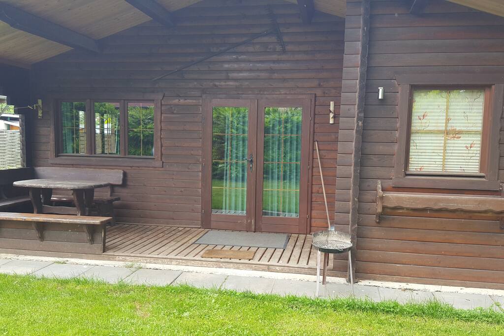 Das Inserat verfügt über einen kleinen Garten mit Terasse und einem Grill