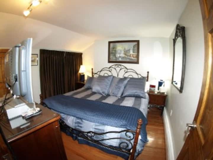 أرضيات خشبية صلبة بغرفة نوم كينج ثانية