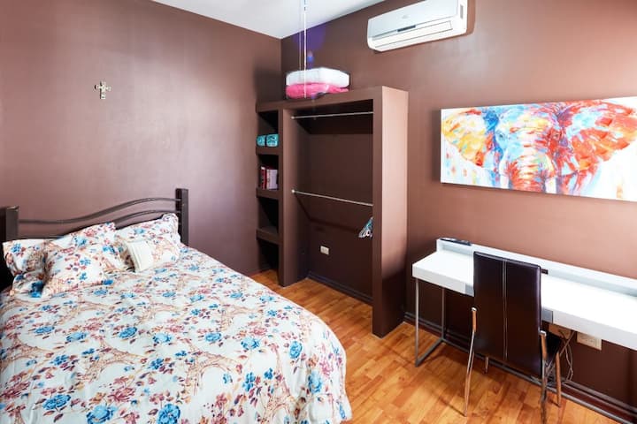 Master chumba cha kulala na bafuni, TV na eneo la kazi, kisasa na kazi !!!