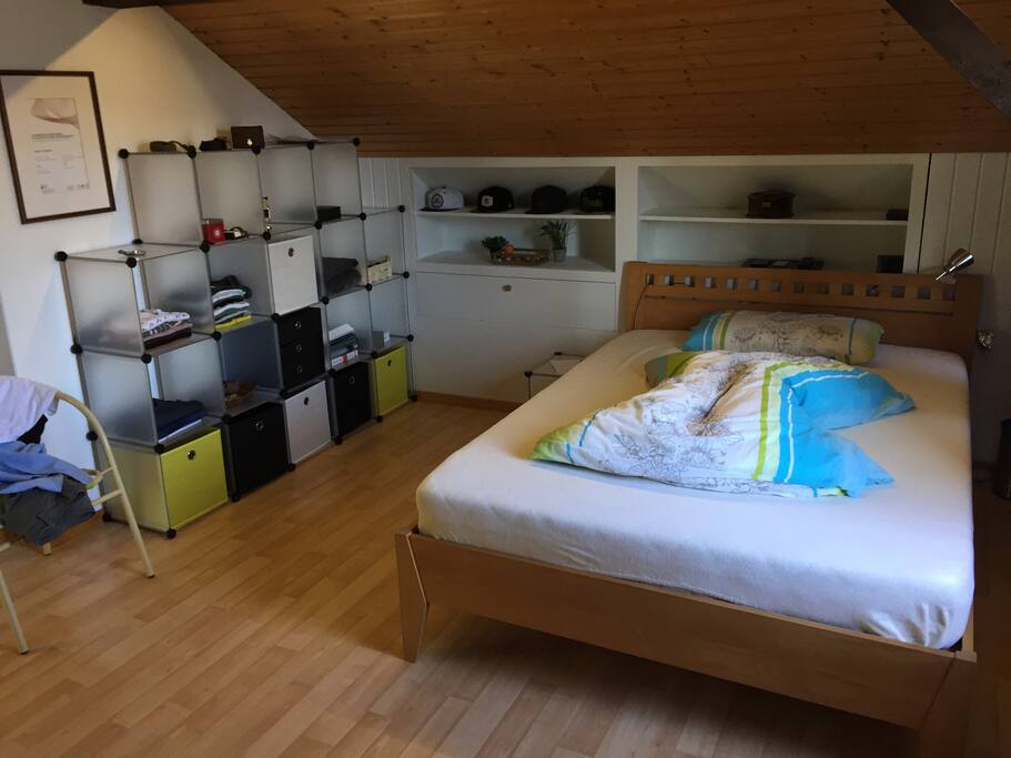 Qualitativ hochwertiges Bett mit Leselampe