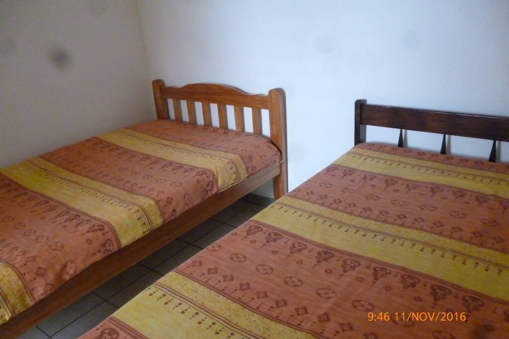 2nd bed room with 2 3/4 beds, with no window/ 2sd chambre avec 2 lits 120/190 sans fênetre
