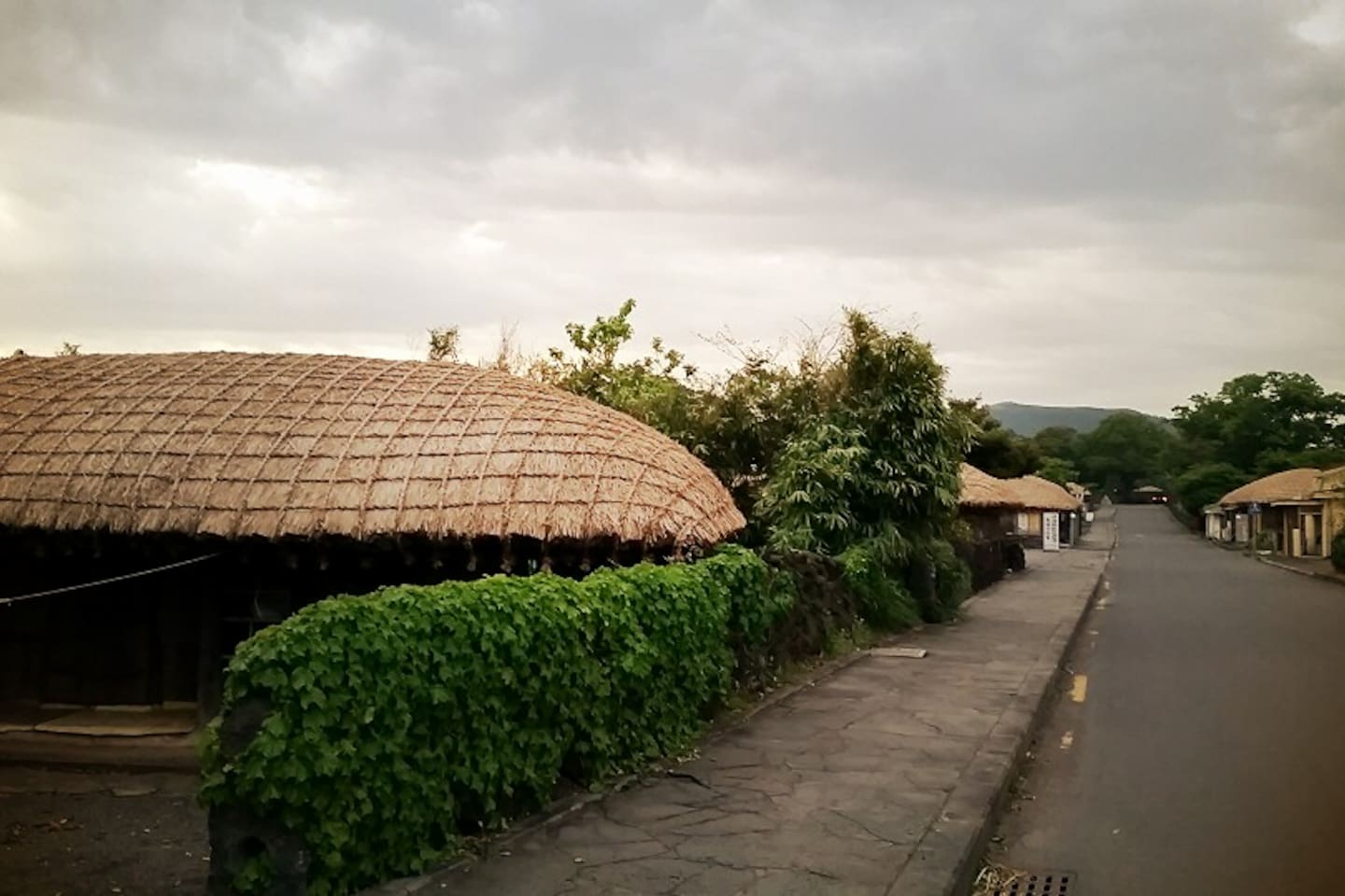 성ì 민ì†ë§ˆì„ ë‚´ 숙소
Jeju-do folk village