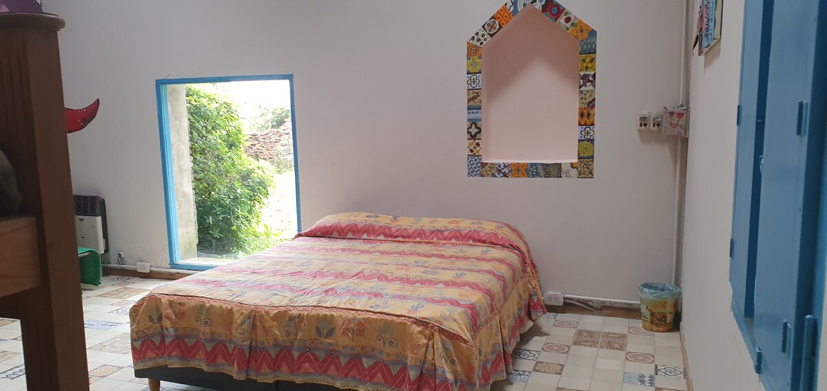 Smještaj za goste.
Velika spavaća soba
Bračni krevet i dva bračna kreveta.
Ima vlastitu kupaonicu s tušem.
Vrlo prostran, s visokim stropovima i svijetao.