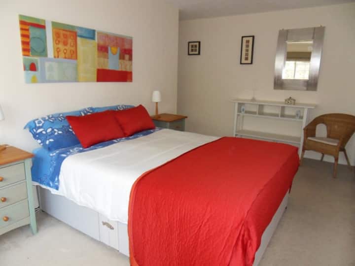 das Hauptschlafzimmer ist hell und luftig und verfügt über ein Kingsize-Doppelbett.