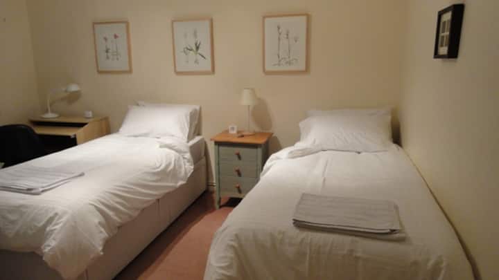 dies ist das  zweite Schlafzimmer und du kannst es als Einzel- oder Doppelbett nutzen.