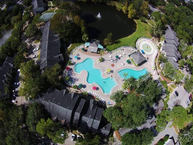 Spring Special! 1BR Suite, Pool, Close to Parks