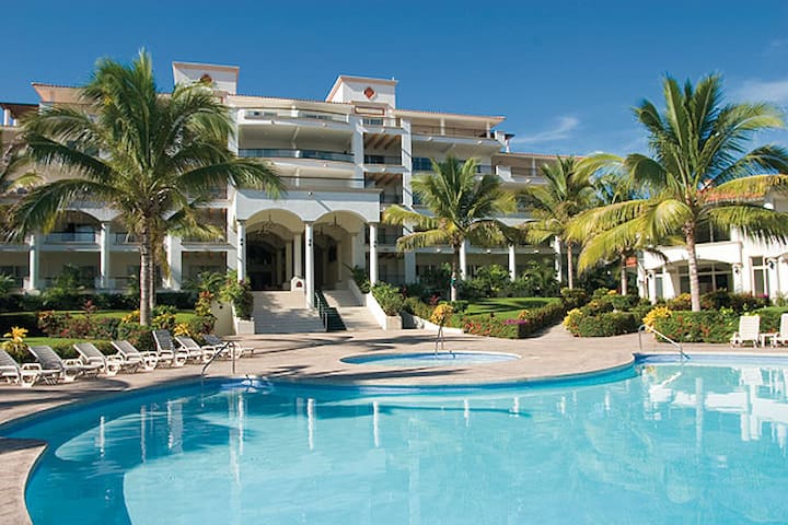 Spacious apartment next to Paradise Village