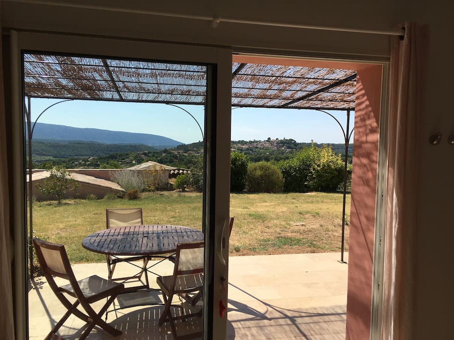 Vue de la terrasse sur Goult. Photo prise de la salle à manger