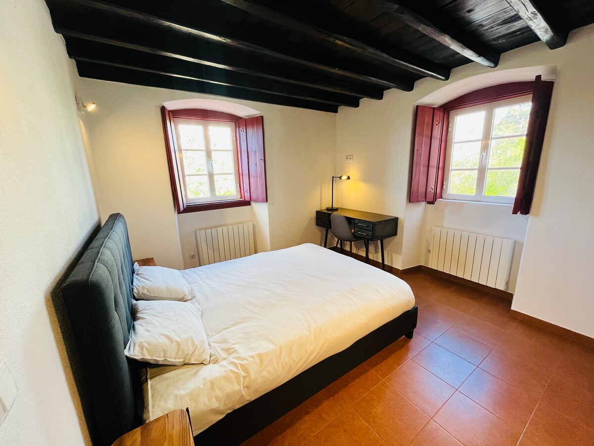 Спална соба 1 со поглед кон замокот