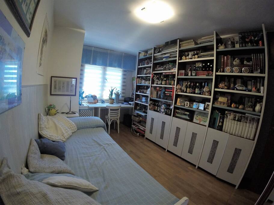 Bedroom with a trundle bed