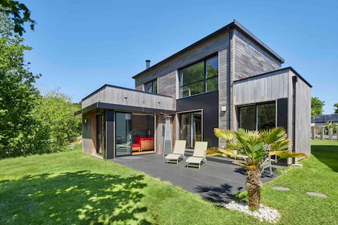 House with jacuzzi near beaches and city center