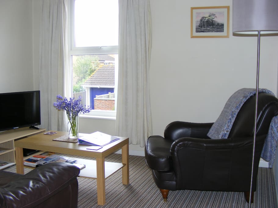 Sunny and Spacious lounge/diner with comy leather sofa and armchair