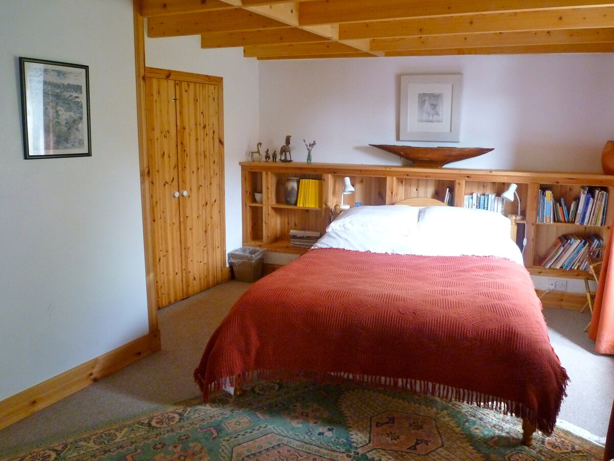 Kingsize chumba cha kulala kwenye ghorofa ya chini karibu na chumba cha kuoga