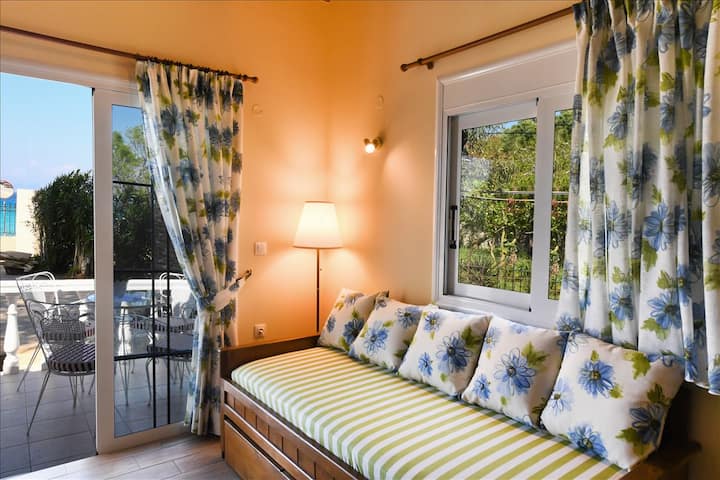 Divano letto in salotto con un letto a scomparsa aggiuntivo al di sotto. Il divano letto nel soggiorno con un letto scorrevole aggiuntivo. 