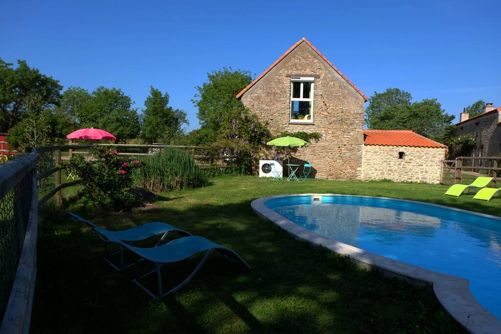 Piscine chauffée de mi-avril à fin septembre suivant le temps, partagée avec les propriétaires