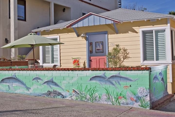 A Perfect Beach Cottage Steps to Beach/Bay