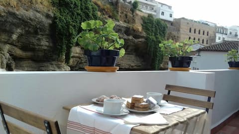 "Casa Bajo la Roca" Cave-House in the ❤️ of Setenil