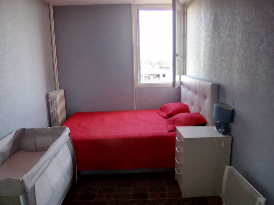 Grande chambre lumineuse lit et matelas neufs et confotable