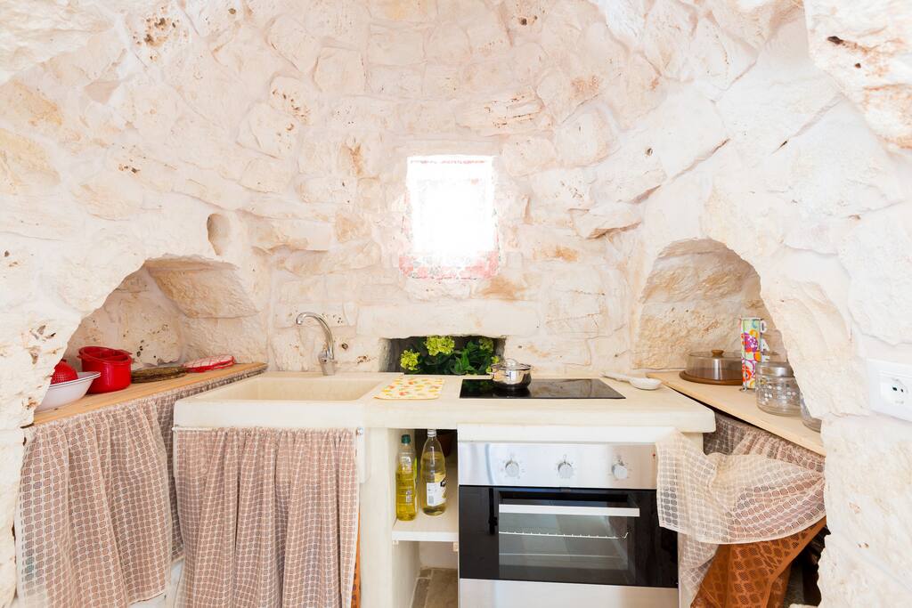 La zona cottura, con piano ad induzione e forno elettrico