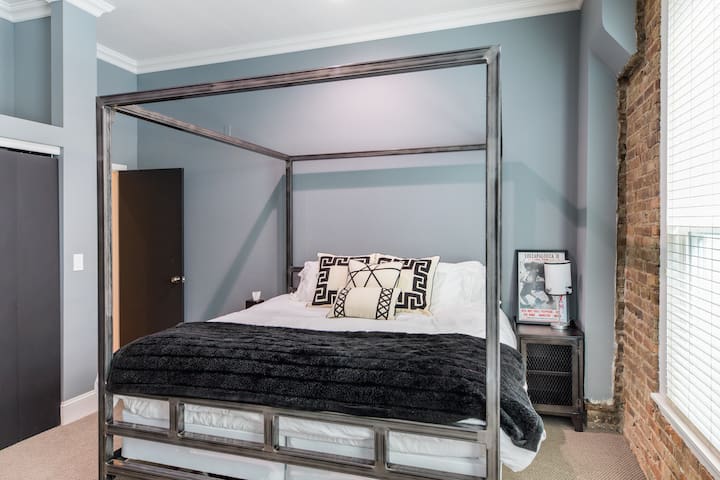 Stunning Old Town Penthouse with Private Rooftop gallery image 4