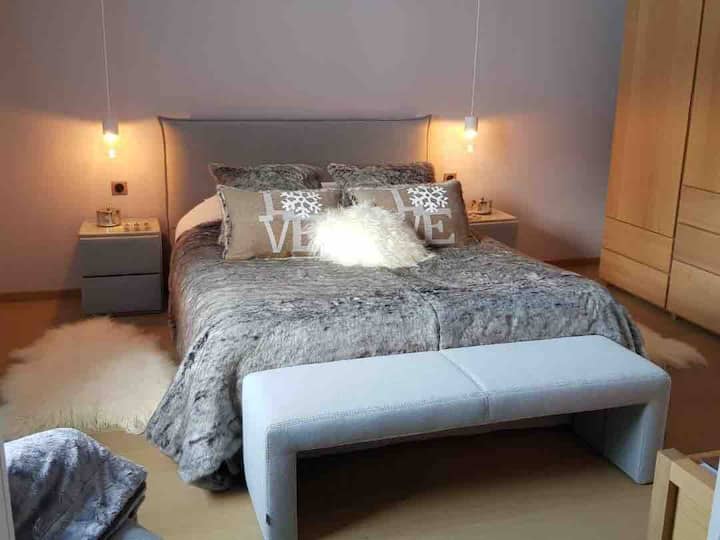 Chumba cha kulala chenye skrini tambarare na choo kimoja chenye choo