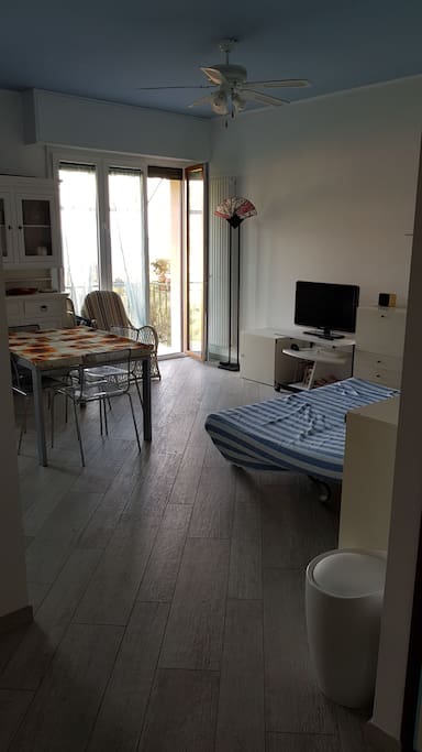 Soggiorno con cucina e divano letto
