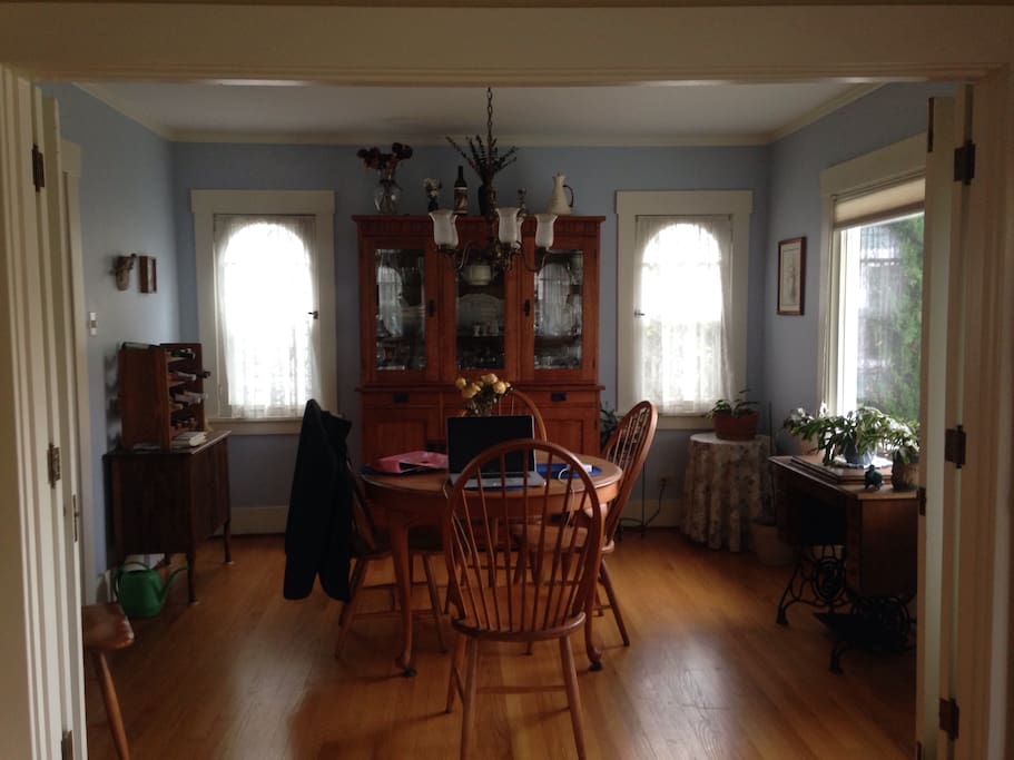 Dining room seats 4 to 5 guests