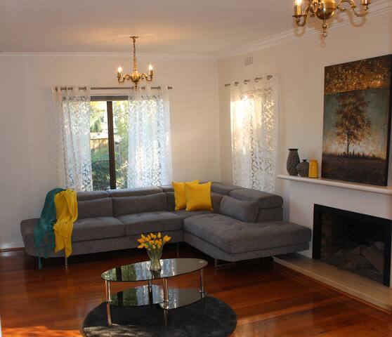Luxury 3BR, Home & Pool, near Brighton Beach gallery image 3