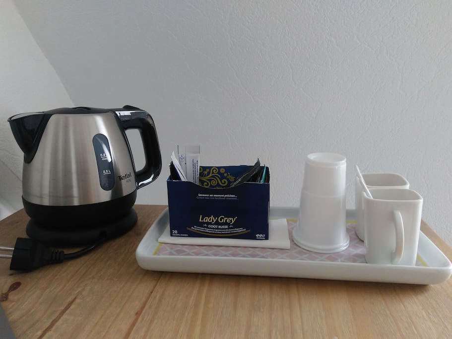 Bouilloire, thé & café à disposition dans la chambre