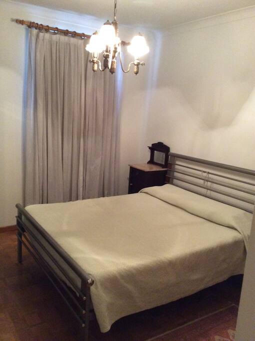 Quarto com cama de casal e wc privativo.