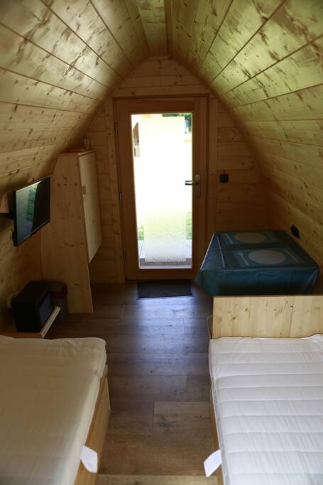 romantisches Innenleben mit Kamin und TV im Winter