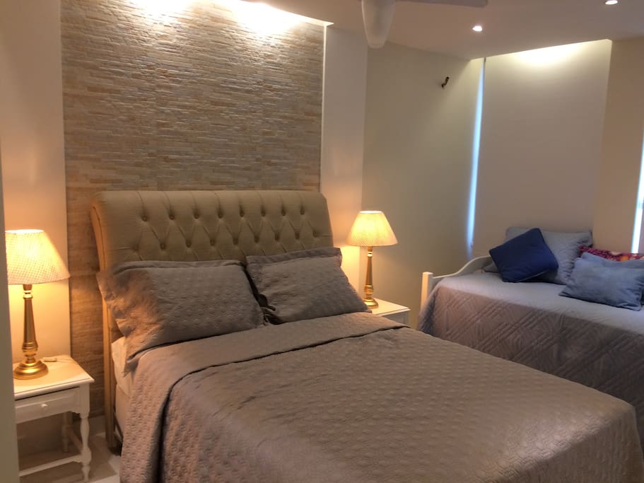 Suite, cama casal king , cama solteiro, tv 29 polegadas com 124 canais a cabo , Wi-Fi 30 GB , armário com espelho e ar condicionado.