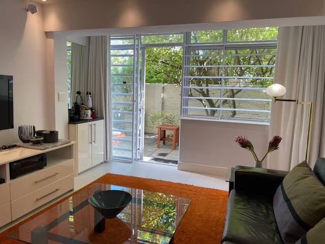 Peaceful garden apartment, 2 minutes to beach. gallery image 2