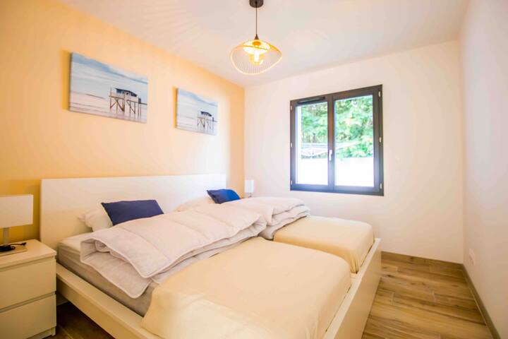 Chambre 2
2 lits de 90
2 couettes de 140x190
Matelas 28