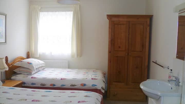 חדר זוגי שני עם יחידת איפור.