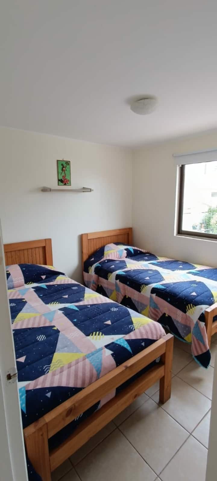 dormitorio con 2 camas individuales de 1.5 plazas
