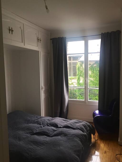 Lit 160 au calme sur cour, orientation est