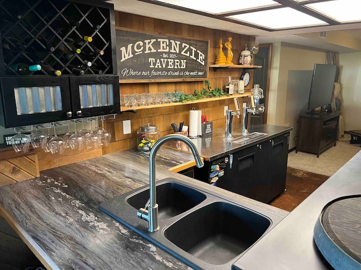 ¡Zona de bar en la planta baja con un gran lavabo de preparación adicional y artículos de primera necesidad para pasar un buen rato! 