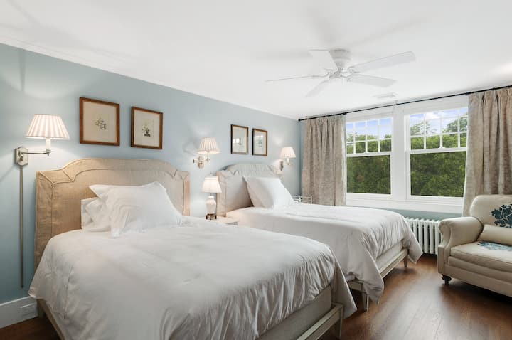 2 double bed guest room